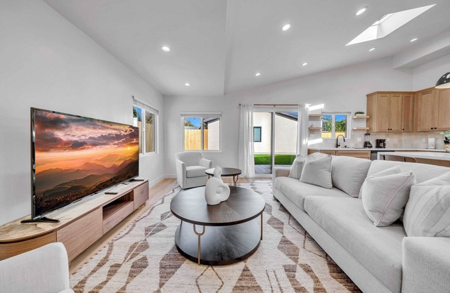 SFV Family Value! Garage Access｜Sprawling Yard｜Month-to-Month｜Pet Haven #42315