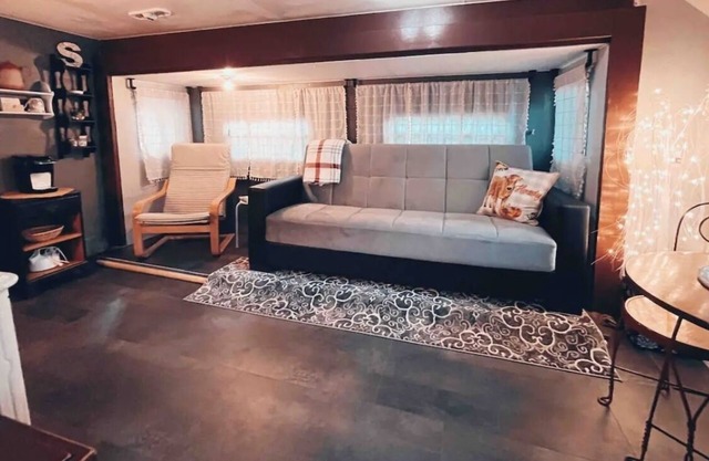 Shabby Chic Camper/Tiny Home with Hot Tub & Fire Pit, Downtown Kennebunk