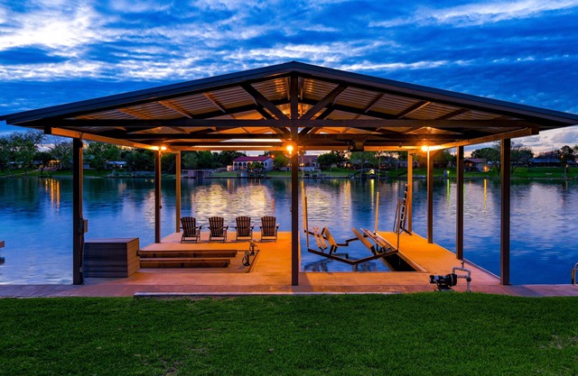 Shade Tree Cottage- Lakefront w/Views & Boat Dock