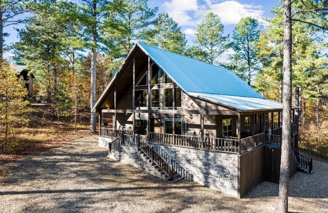 Shadow Dancer 🌊 Creek Lot Cabin: 🎮 Games, 🤸 Playset, 🔥 Hot Tub, & More!