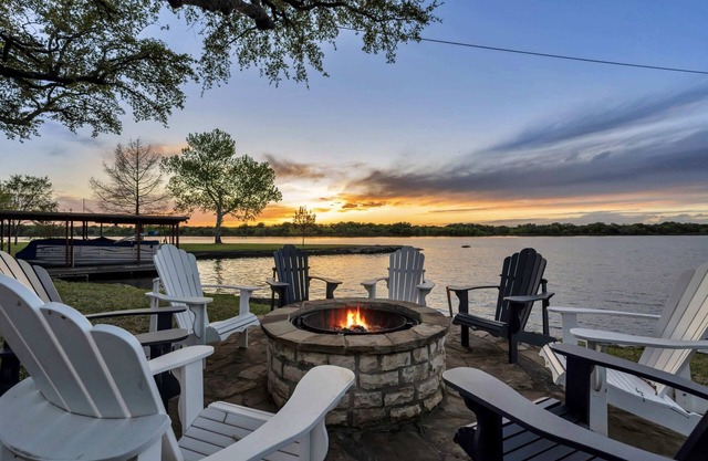 Shady Grove: Lakefront house, huge yard, & kayaks