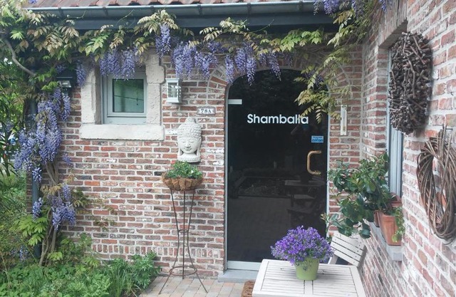 SHAMBALLA logies nieuw en zeer verzorgd appartement met voortuin en terras