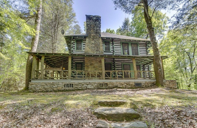 Shamrock House:Historic Log Cabin, Servant's Quarters, Cottage with trout stream