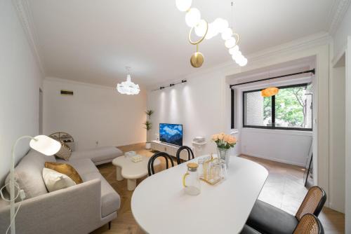 Shanghai Hills & Serendipity Springtime Family BNB with Two Rooms close to West Nanjing Rd