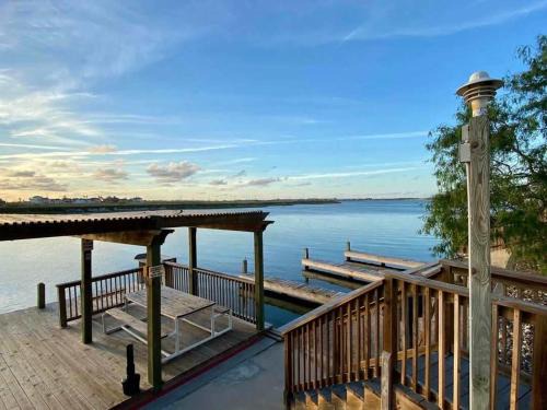 Shared Pool Fishing Dock Walk to the Beach