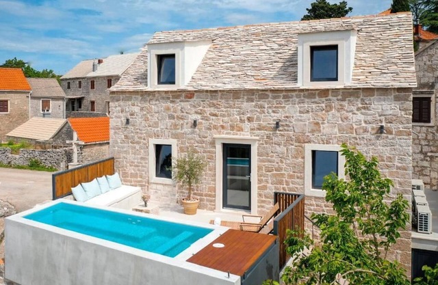 She House - villa with heated pool and sauna - 10 min from the beach