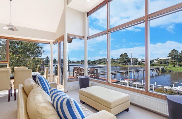 Shearwater House - Riverfront Accommodation