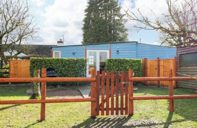 SHED YOUR BLUES, romantic, with a garden in Kington