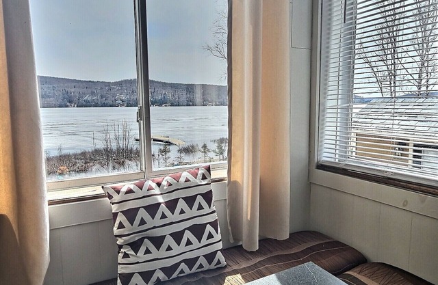 Sheldon Lake front house with A HotTub