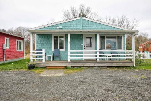 Shell Collector Cottage 2-Bed by the Sea w fireplace