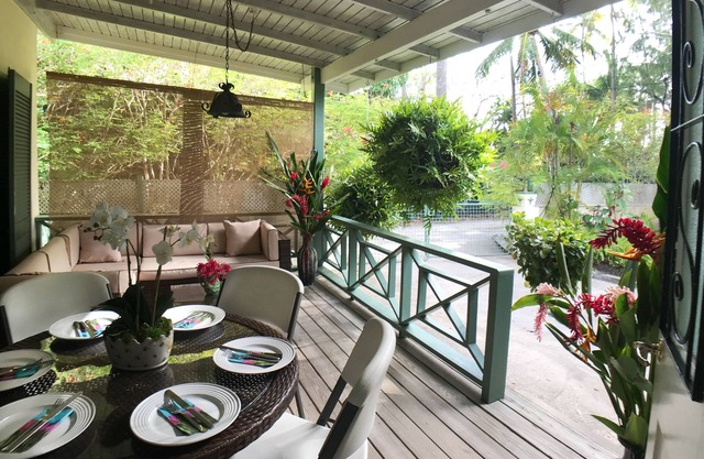 Shelsea, Idyllic garden villa, 3 beds, lge private garden, 2 mins walk to beach.