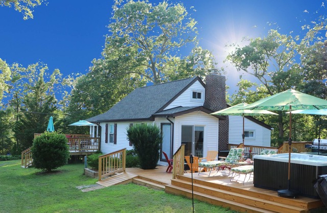 Shenandoah County Home: Hot Tub, Trails, 3 Decks, 13 activities, no cleaning fee