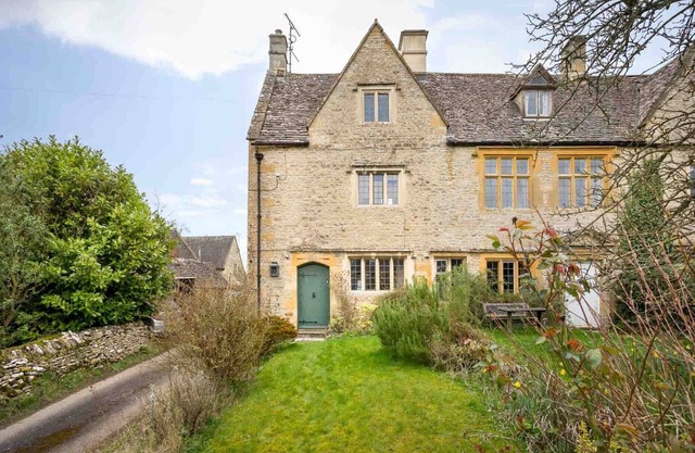SHENLEY, pet friendly, character holiday cottage in Broadwell