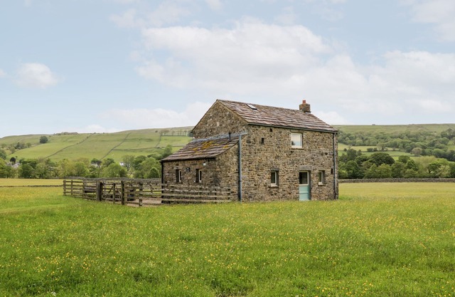 SHEPHERD'S COTTAGE, pet friendly, with a garden in Holwick