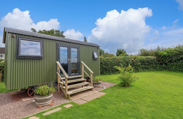 SHEPHERD'S HUT, pet friendly, with a garden in Bangor-On-Dee