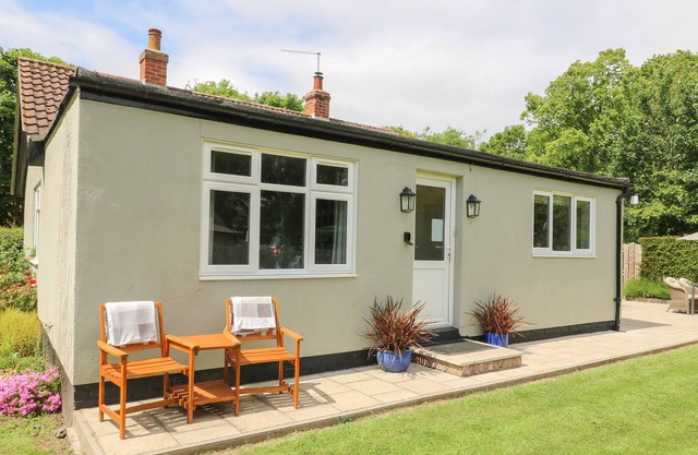 SHEPHERDS COTTAGE, pet friendly, with hot tub in Roos