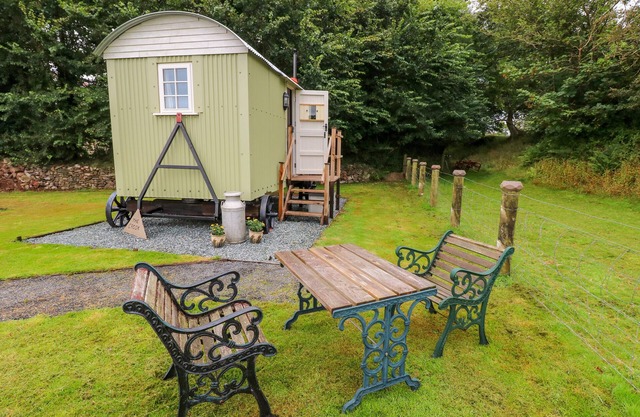 SHEPHERDS HUT - THE CROOK, pet friendly, with open fire in Neyland