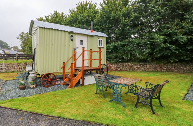 SHEPHERDS HUT - THE HURDLE, pet friendly in Rosemarket
