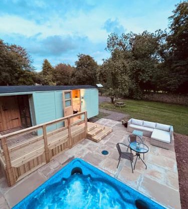 Shepherds Hut with Hot Tub