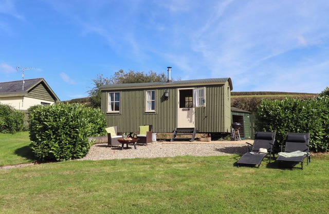 SHEPHERDS JOY, romantic, with hot tub in Cheriton Fitzpaine