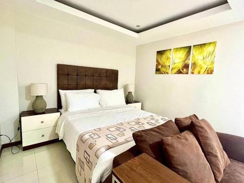Sheryll Escapes - 203 La Grande, classy studio with hotel amenities!