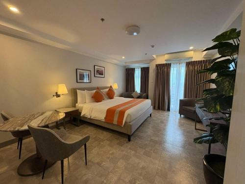 Sheryll Escapes - La Grande Phase 2, Grand Studio 524 with Balcony, Wifi & Netflix
