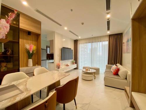 Shi House- 2BR Building BE3 Beverly Modern & Quiet