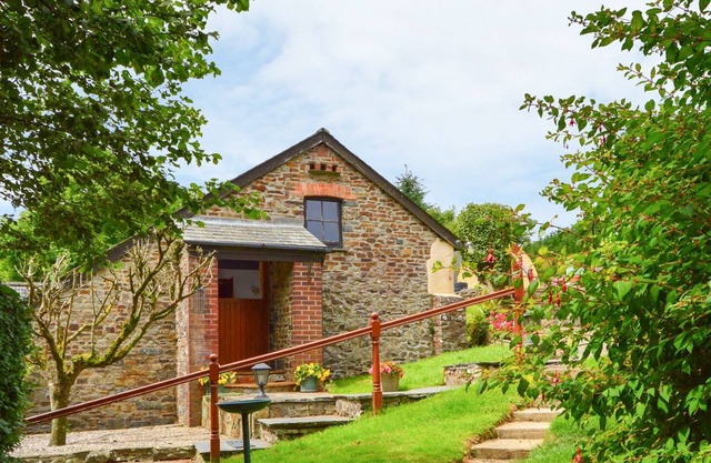 SHIPLOAD COTTAGE, pet friendly, character holiday cottage in Hartland