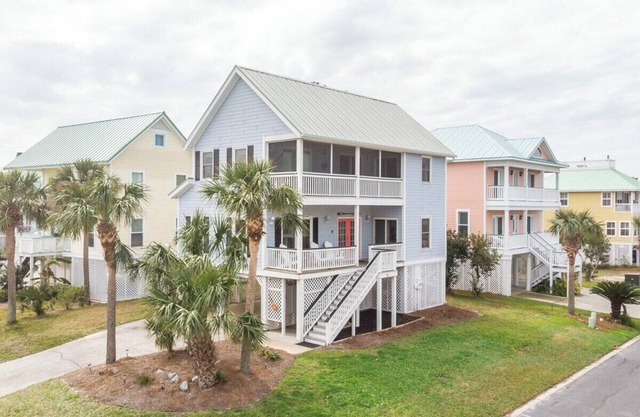 Shipwatch Beach House - Ocean Views! Shared Pool!