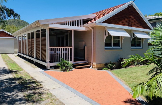 SHOAL BAY RETREAT Unit 1 - doggie friendly duplex villa - 100m to beach