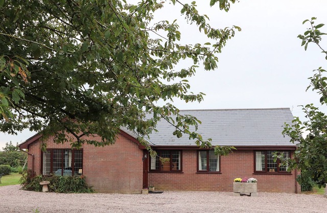 SHOOTER'S LODGE, pet friendly, with open fire in Wem