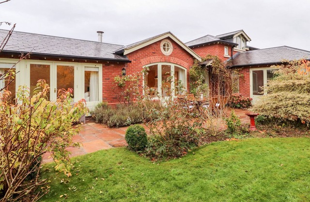 SHOOTHILL LODGE, pet friendly, with open fire in Ford, Shropshire