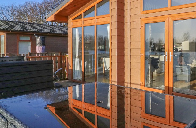 SHORE BEATS WORK - CAPENWRAY 10 in South Lakeland Leisure Village