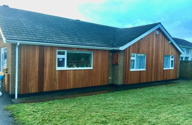 Shore Lodge. 4 bed bungalow only mtrs from the beach. Sleeps 8