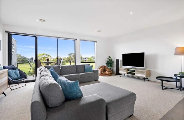 Shore Place Serenity over Golf Course Views - Free Parking | 12m walk to beachn