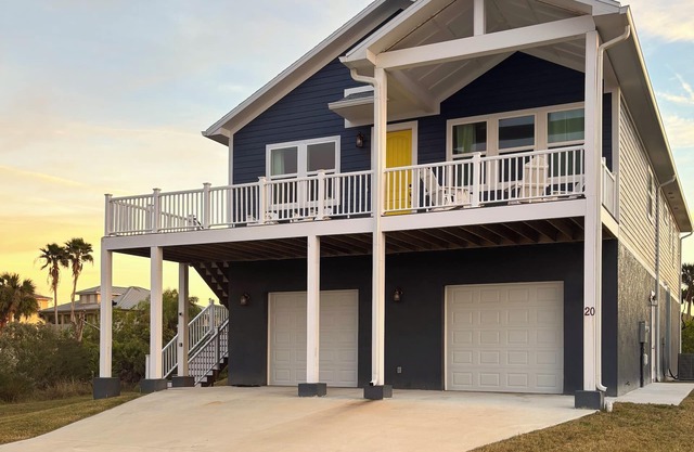 Shorebird Cottage. Your charming beach escape, minutes walk to the beach!