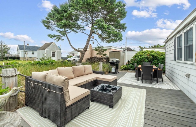 Shoreline Retreat | Ocean Views | Walk to Beach | AC
