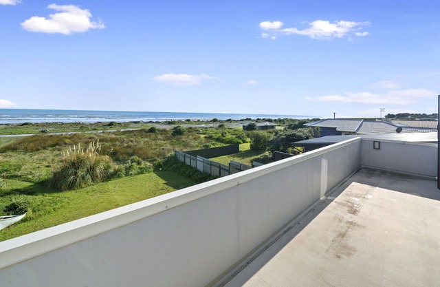 SHORELINE SERENITY – TE HORO BEACH HOLIDAY HOME in Te Horo Beach