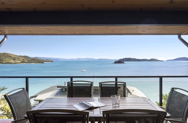 Shorelines 27 Hamilton Island - oceanviews, golf buggy and transfers