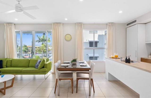 Shoreside at 201 Lake Street – Dual-Key Comfort: Stylish Stay Near the Esplanade!