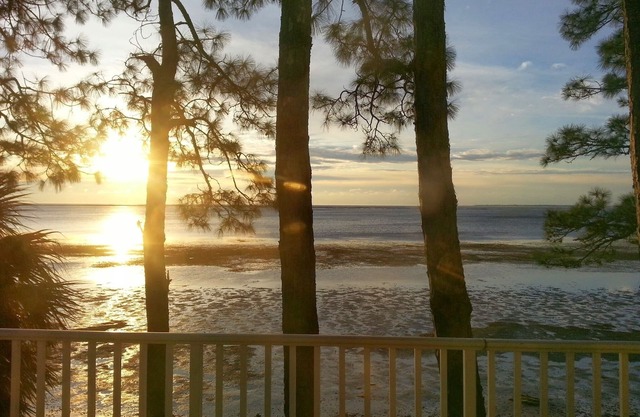Shoreside Retreat! Enjoy the Windwood House - a private vacation home.
