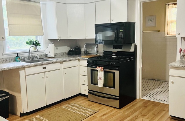 Short Drive to Beaches, Winery's, Casino, and Lighthouse Mall, SLEEPS 12