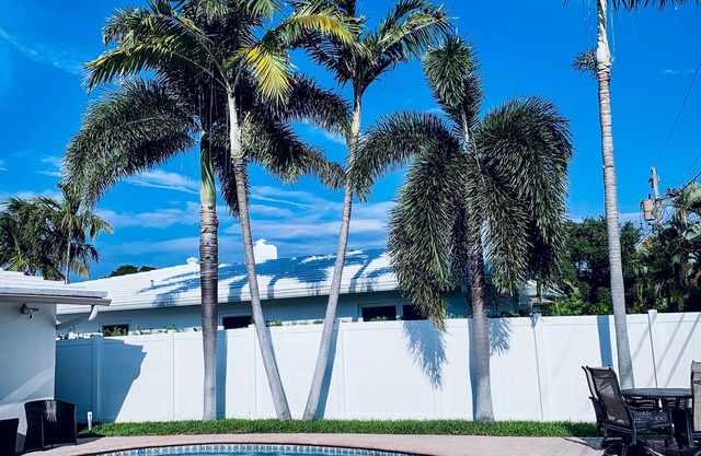 SHORT WALK TO BEACH AND RESTAURANTS HEATED POOL