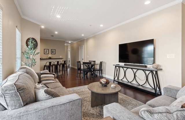 Short walk to BD Stadium and the University. 3.5m from River Run Park.