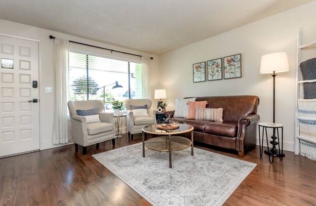 Short Walk to Downtown, AC, Coffee Bar, Patio