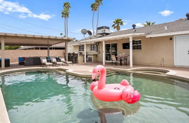 Short Walk to Scottsdale by Rebl|Pool|Dog Friendly
