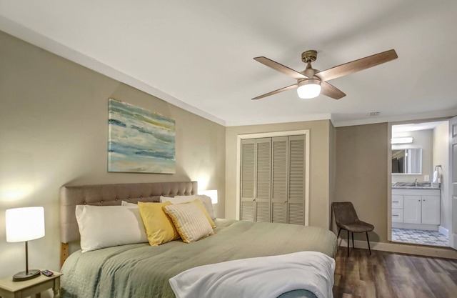 ~Shuffleboard Suite Sleeps 8 Foosball Fun~
