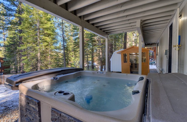 Shuffleboard Table, Golden Tee & Pac Man Arcades, Foosball, Spa + 7mins to Lake – TreeHouse Estate