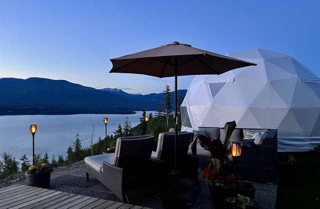 Shuswap Sky Dome With wood Burning Hot Tub & Cozy Fireplace