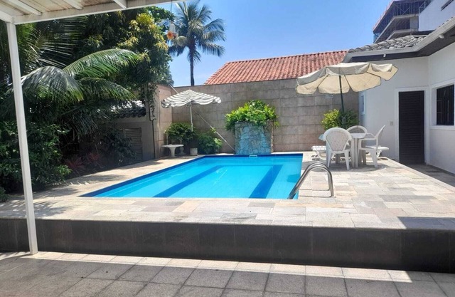 Single storey house in Canto do Forte with swimming pool, barbecue, close to the beach.